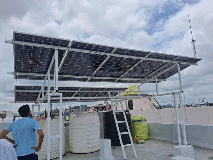 Rooftop solar structure with panels